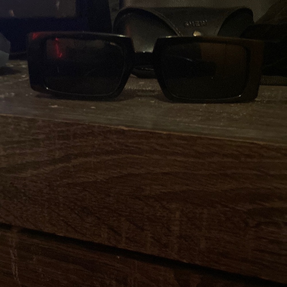 this is new glasses never used in good shape cute nice for a nice little fit!😆